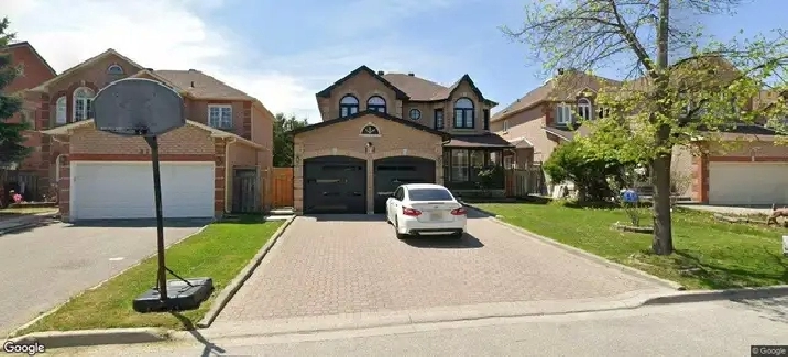 Spacious 2 Bed   Den, 1 Bath | 2 Parking Spots | McCowan & 14th