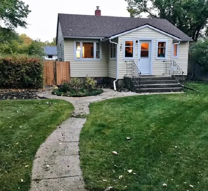 HOUSE FOR SALE BY OWNER…..781 1st St E, Shaunavon Sk