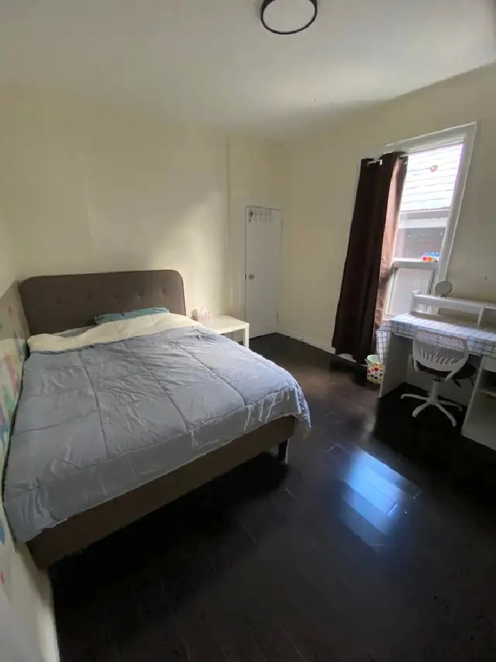 Cozy room in eastyork available from Aug 26th,single/couple