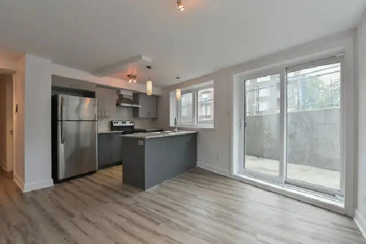 2 bed on ground floor Darlington & Barclay near UdeM - ID 4674