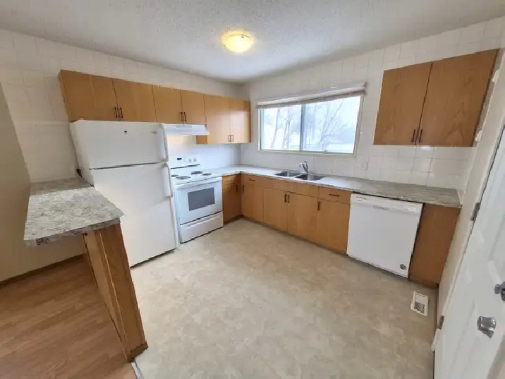 Renod 1200 sf 3BR/1.5BA Mn Flr-private yard/in-suite Lndry/PetOK