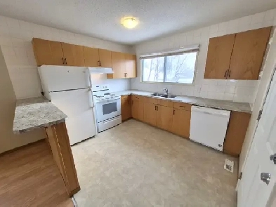 Renod 1200 sf 3BR/1.5BA Mn Flr-private yard/in-suite Lndry/PetOK