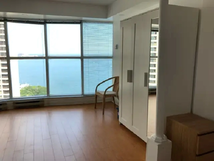 Spacious Studio Condo Downtown Toronto