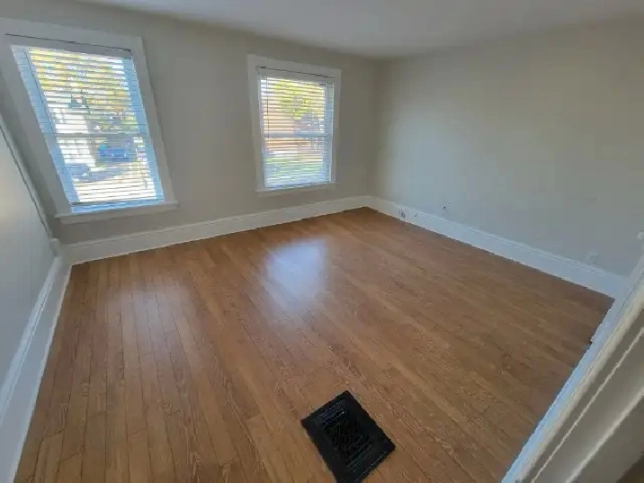 Large bright 1 bedroom apt in safe quiet house