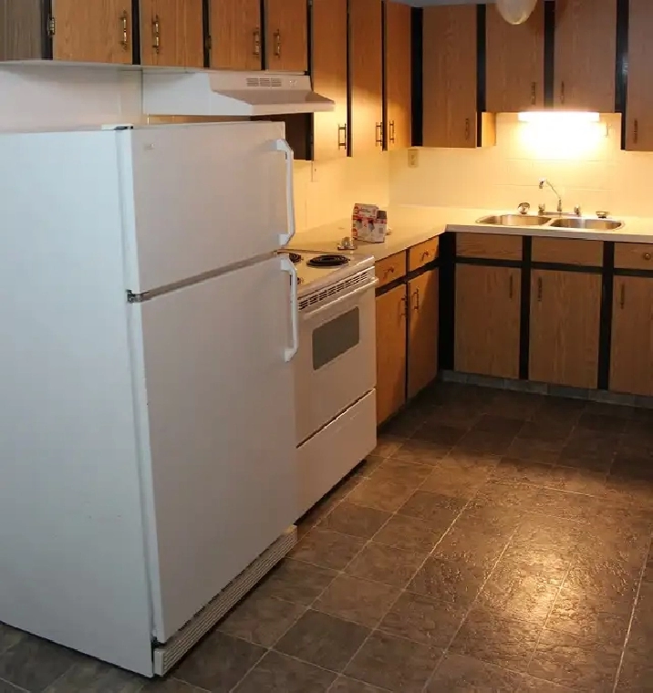 2bedroom 2 story suite for rent off center street