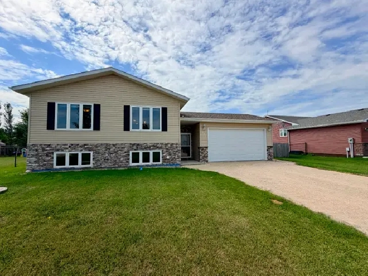 4 Bedroom Family Home | Heated Garage | Quiet Cul-de-Sac