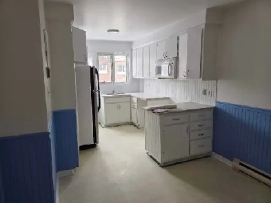 5 1/2 available in Lasalle September 1st