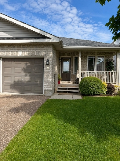 2 bdrm 2 bath semi detached bungalow - Arnprior