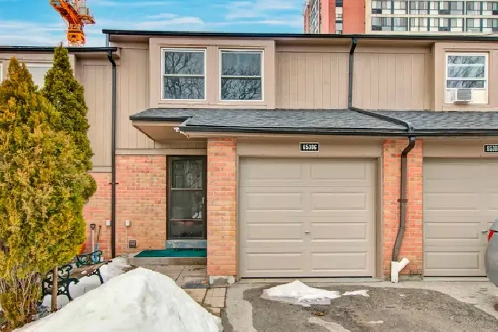 HUGE 4 DEN Townhouse for Rent for Lease (Meadowvale)