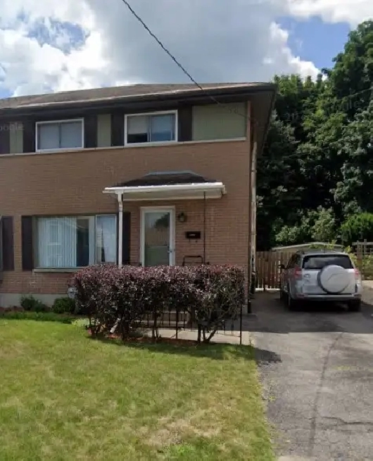OCTOBER 1 - 3 BEDROOM HOUSE WITH WATER VIEW - BROCKVILLE