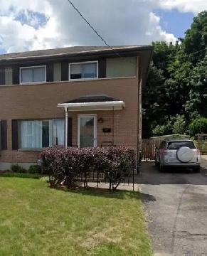 OCTOBER 1 - 3 BEDROOM HOUSE WITH WATER VIEW - BROCKVILLE