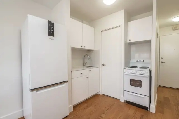 Renovated bachelor, Dupont and Lansdowne - ID 2215