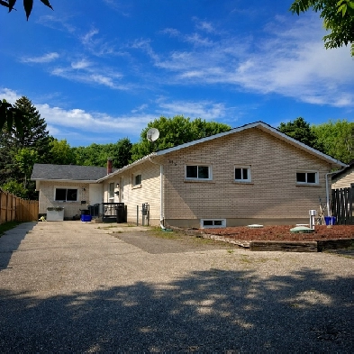 3 BD/1 BTH APT • SHANTY BAY, BARRIE • UTILITIES INC • SEPT 15