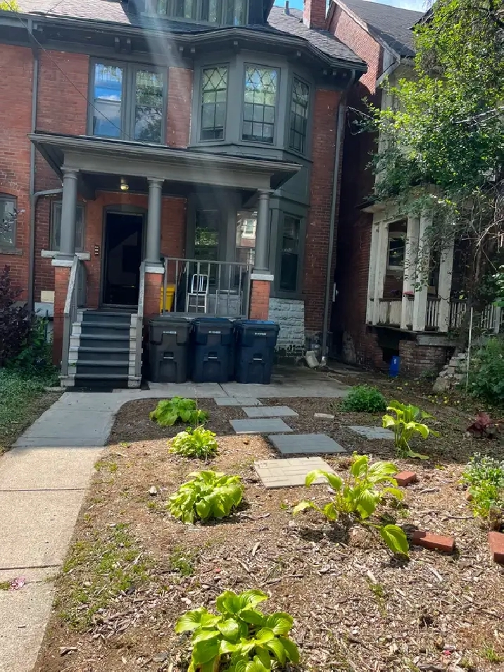 Annex Bright 2 bed basement apartment by Bathurst subway