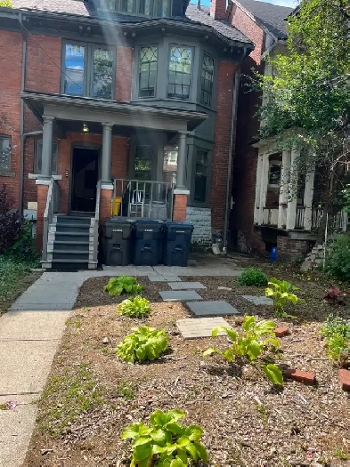 Annex Bright 2 bed basement apartment by Bathurst subway