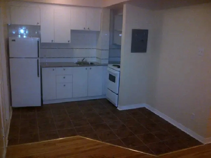 Nice 31/2 in front of Plamondom metro, Hot water included