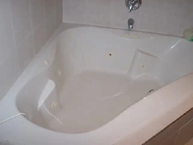 Large ensuite Jacuzzi  all inclusive  4min walk toYongeSubway