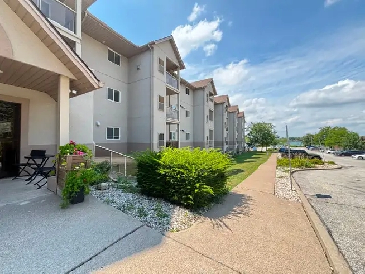 Riverside 2-Bed, 2-Bath Condo — Steps to University