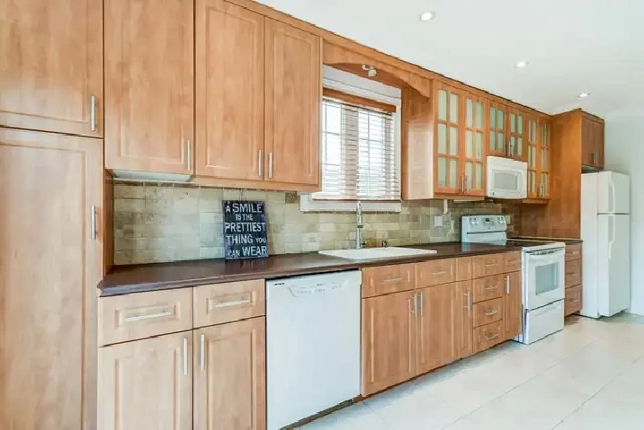 2 Bedrooms, 1 washroom House: Midland and Danforth Road