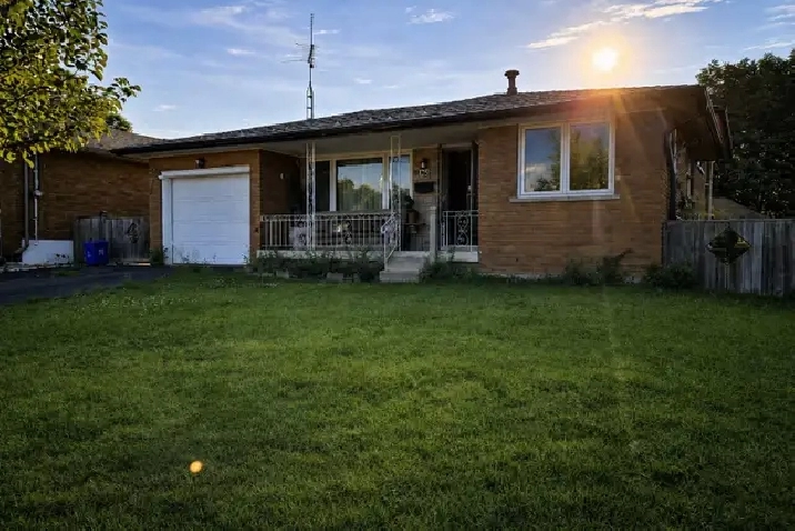 3-Bedroom Upper Unit – Near Mohawk College