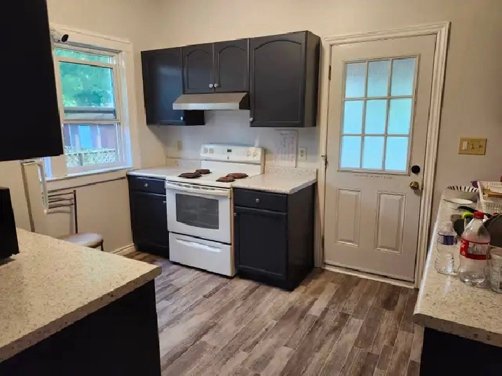 Clean, furnished rooms in male or female house, 5 min. to UoW