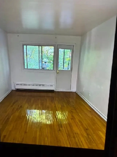 Spacious 3 1/2 near Loyola Campus