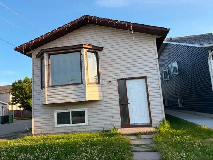 Falconridge whole house 4 bedroom  $ 2050/m  ut