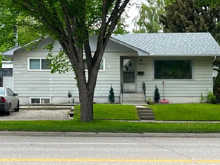 October 1 university c-train Mall close downtown one bedroom