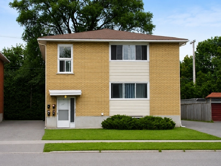 2 BEDROOM   DEN WESTEND IMMACULATE DUPLEX