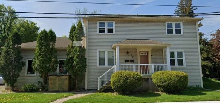1 room for rent in student house - 10 min walk to Mac- $650