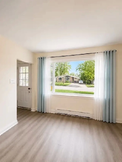 3-BEDROOM MAIN FLOOR | PRIVATE LAUNDRY | PARKING | $2,195