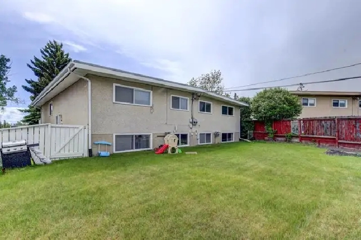Bright & Spacious Legal 3-Bedroom Basement Suite Best Location