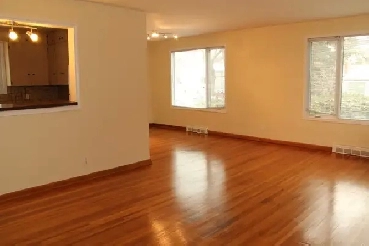 Bright 2-Bedroom Main Floor Suite, Excellent U of S Location