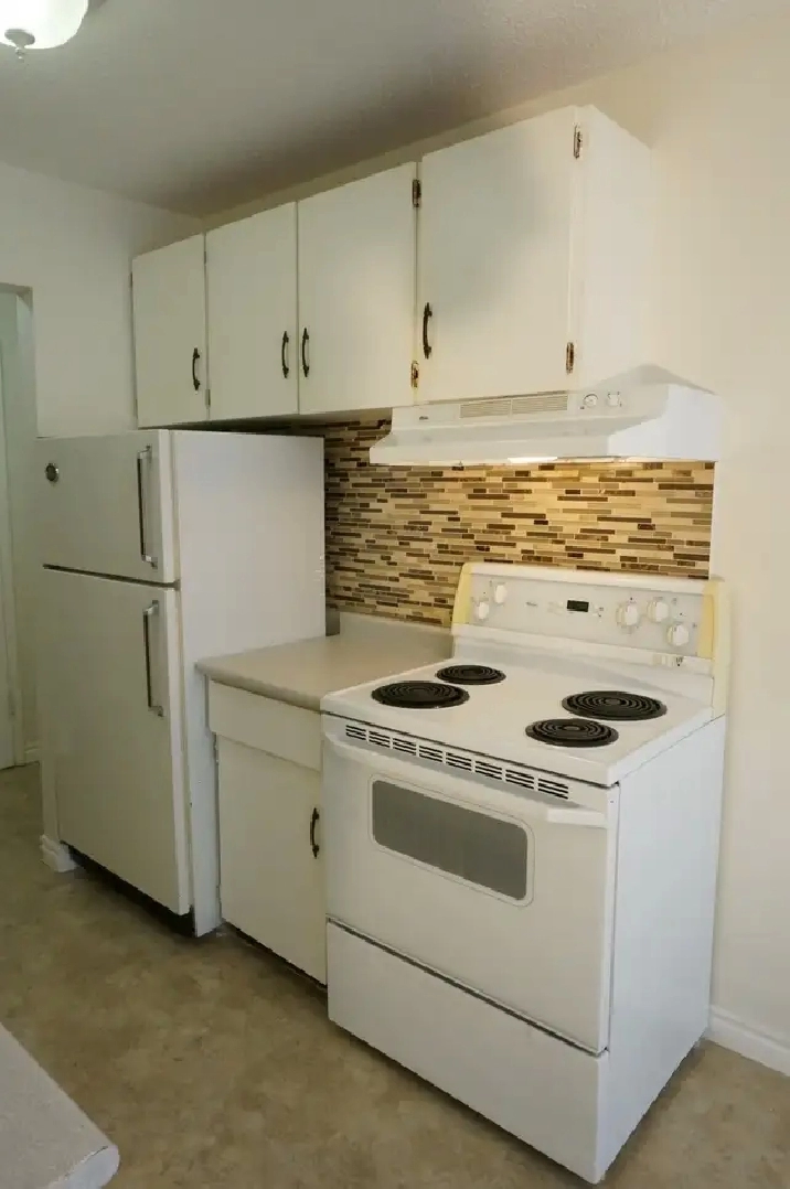 NAIT, Large Reno’d 1 Bedroom Apt in a very Clean, Quiet Building