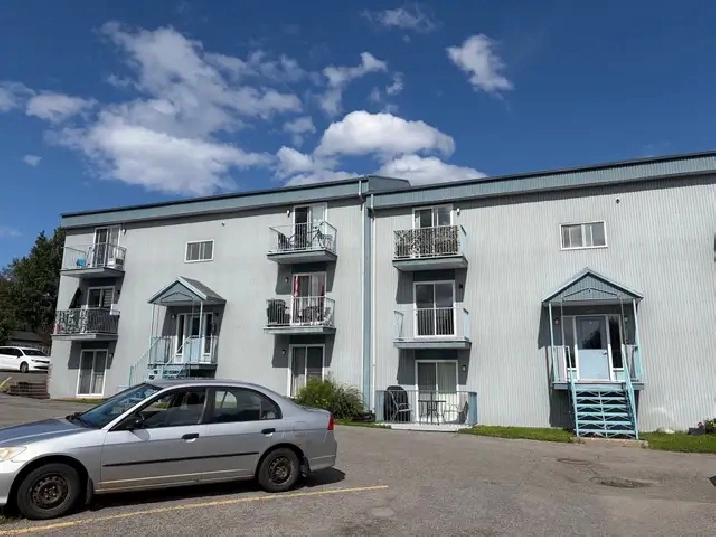 Superbe beau grand 4 1/2, Ste-Émile Libre