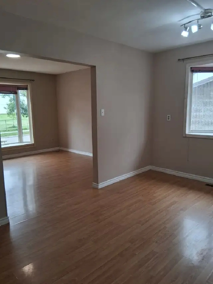 Bright, Renovated 2 Bed Main Floor in Allendale - Pet Friendly