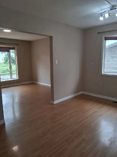 Bright, Renovated 2 Bed Main Floor in Allendale - Pet Friendly