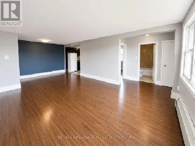 2 Bedroom Upper unit With AC & Zebra Blinds
