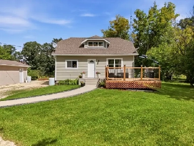 Move-In Ready Acreage in St Andrews!