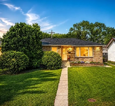 Gorgeous 1255 SQFT bungalow for sale. 291 Newton BY APPOINTMENT