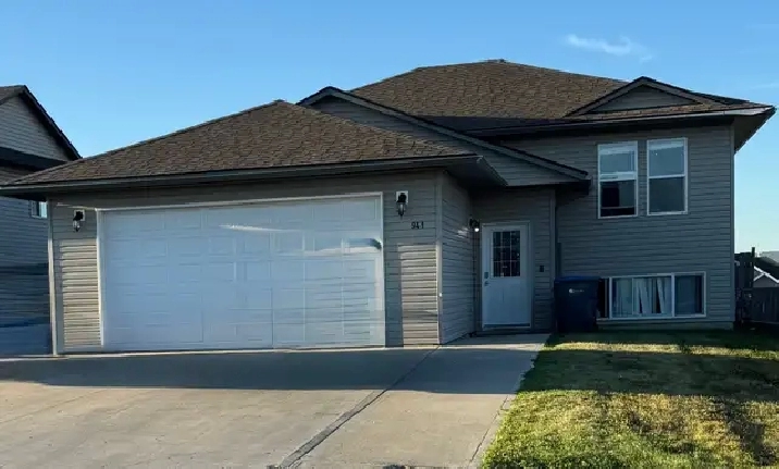 AVAILABLE NOW, NEWER 3 BEDROOM W/DBL GRG & FCD YD, BEST AREA