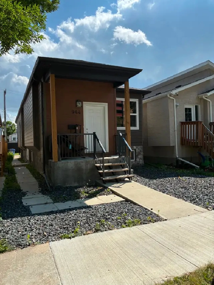 Large 2 bdrm, 2 bthrm in desirable Crescentwood