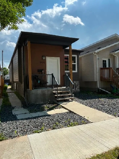 Large 2 bdrm, 2 bthrm in desirable Crescentwood