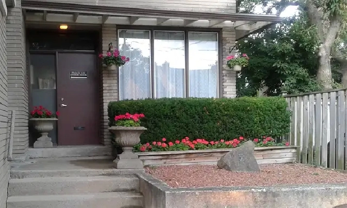 LARGE UPPER 1 BEDROOM APARTMENT - DOWNTOWN