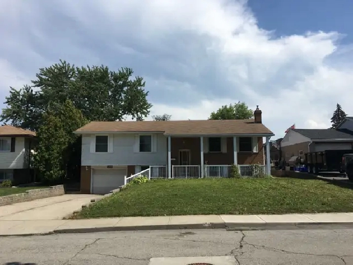 Hamilton W Mountain-3 Beds 1 living Quiet Whole MainFloor Rental