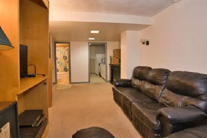 1 Bed Bsmt walking distance to Marlborough Mall and Train Statio