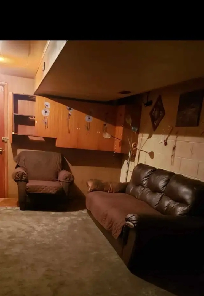 Bedroom with private living area/bathroom for rent