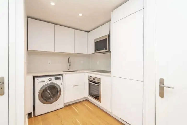 Renovated bachelor, Yonge & St. Clair - ID 2900