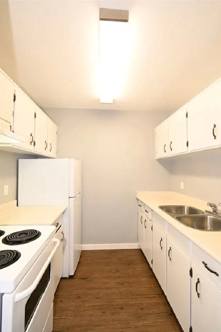 1-Bedroom 1-Bathroom l 212-4280 Quentin Avenue l Apartment
