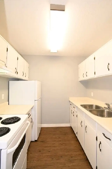 1-Bedroom 1-Bathroom l 212-4280 Quentin Avenue l Apartment